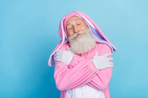 Портрет Веселого Позитивного Человека Одетый Розовый Костюм Кролика Обнимать Себя — стоковое фото
