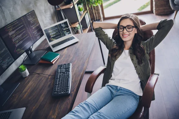 Foto Programador Senhora Feliz Sonhador Usar Óculos Gostando Trabalhar Pausa — Fotografia de Stock