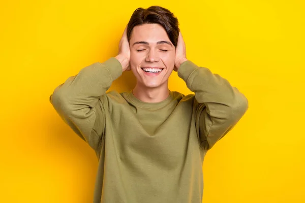 Photo Cheerful Positive Man Wear Khaki Clothes Arm Cover Ears — Stockfoto