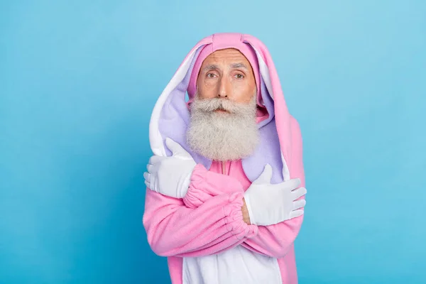 Şok Olmuş Emekli Bir Adamın Pembe Pijama Giyip Sarılıp Soğuk — Stok fotoğraf