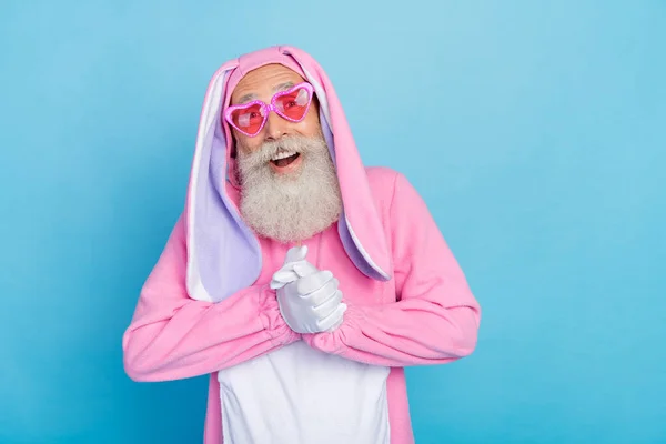 Фото Фанки Взволнованный Пенсионер Одет Розовый Кролик Ночная Одежда Сердца — стоковое фото