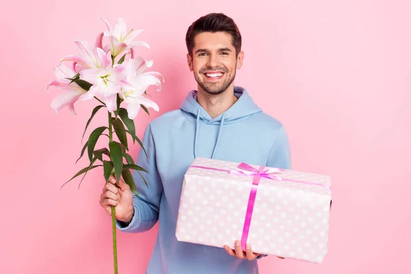 Photo Cheerful Smile Young Guy Wear Blue Sweater Hold Gifts — Fotografia de Stock