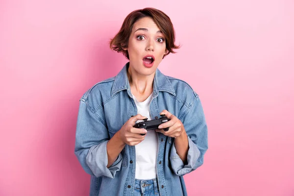 图片给人印象深刻的可爱女人穿着牛仔裤衬衫贴着网络游戏孤立的粉色背景 — 图库照片