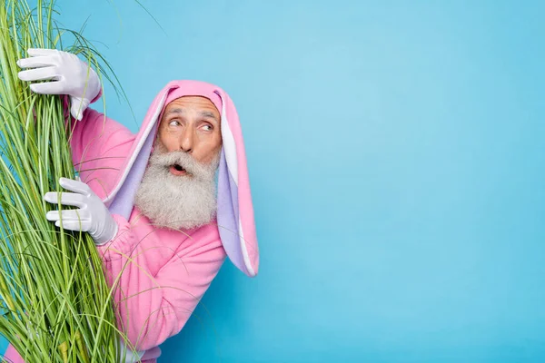 Foto Bonito Impressionado Aposentado Homem Desgaste Rosa Lebre Pijama Escondendo — Fotografia de Stock