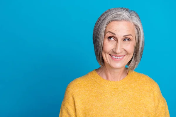 Photo Portrait Senior Gorgeous Woman Look Tricky Empty Space Smiling — Stockfoto