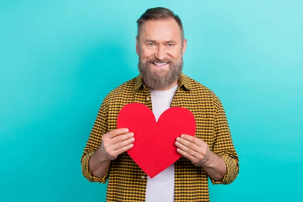 Creative Photo Middle Aged Smiling Boyfriend Gray Beard Hold Red — Photo