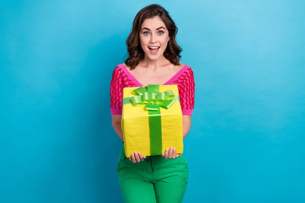 幸せな陽気なかわいい女性の写真は トレンディーなピンクの服の手のホールドボックスは 青の色の背景に隔離された贈り物を受け取る — ストック写真
