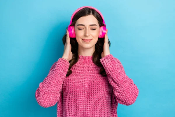照片上可爱可爱的漂亮女士穿着粉色时髦的衣服听着收音机音乐放松休息在蓝色背景下 — 图库照片