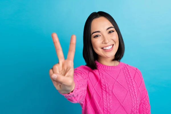 Photo Cheerful Nice Person Beaming Smile Arm Fingers Demonstrate Sign — Stock Photo, Image