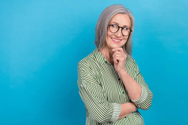 Foto Von Durchdachten Intelligenten Pensionierten Geschäftsfrau Graue Haare Tragen Brille — Stockfoto