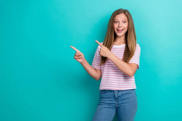 Πορτρέτο Της Θετικής Ωραίο Κορίτσι Δείχνουν Δάχτυλα Κενό Χώρο Πρόταση — Φωτογραφία Αρχείου