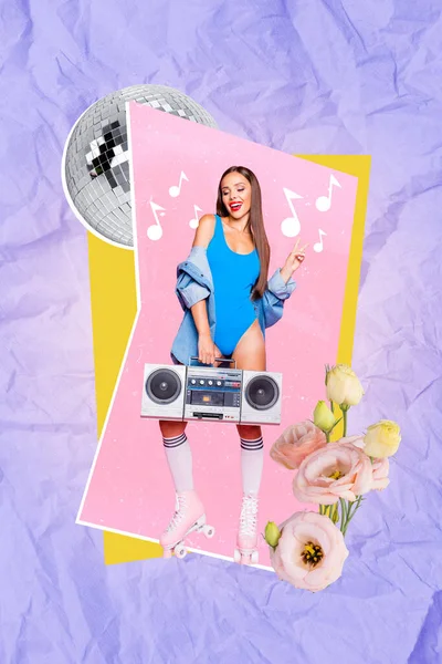 年轻粗心大意的女孩穿着夏装听着 音乐盒冷藏在粉红的图画玫瑰背景上 — 图库照片