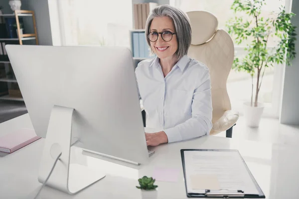 Portrait Positive Experienced Marketing Specialist Sitting Chair Online Negotiation Bright — Stockfoto
