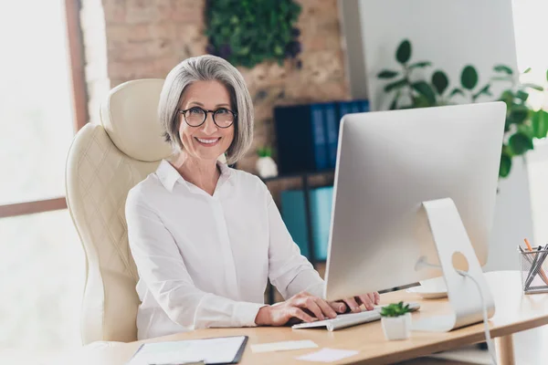 Photo Cheerful Successful Aged Lady Company Founder Sitting Chair Keyboard — Stockfoto