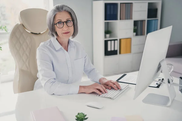 Photo Portrait Mature Retired Old Lady Start Executive Manager Workspace — Foto Stock