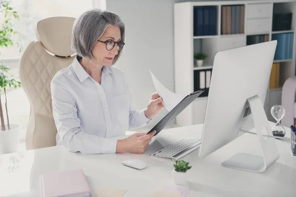 Photo Portrait Senior Elderly Mature Woman Holding Paper List Analyze — Stockfoto