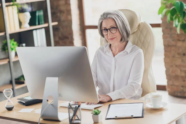 Portrait Intelligent Experienced Lady Marketing Expert Sitting Chair Keyboard Typing — ストック写真