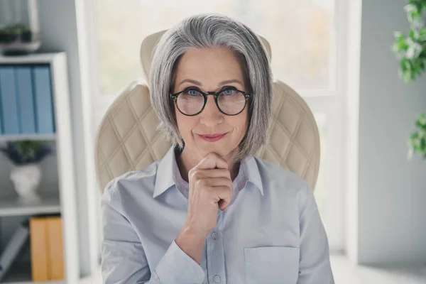 インテリジェントな経験豊富な銀行家の女性の椅子に座る手のタッチあごの写真内部オンラインセミナーを熟考 — ストック写真
