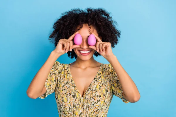 Foto Adorable Señora Divertida Vestido Traje Impresión Dos Huevos Pascua — Foto de Stock