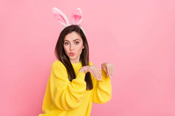 Photo Young Lovely Girl Send Air Kiss Romantic Event Bunny — Stockfoto