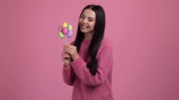 Чарівна Мила Дама Показує Фарбу Кольору Великодніх Яєць Ізольовані Пастельний Стокове Відео 