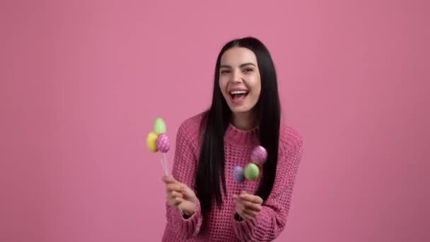 Lovely Girl Enjoy Easter Day Hold Color Eggs Isolated Pastel videoklipp
