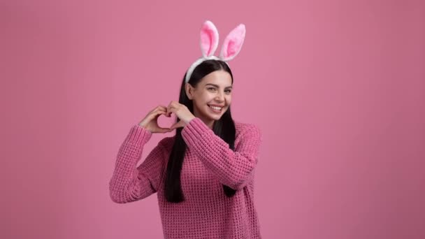Sweet Lady Enjoy Easter Make Draw Air Heart Isolated Pastel Video de stock libre de derechos