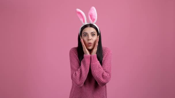 Positive Lady Impressed Easter Bargains Isolated Pastel Color Background High Séquence Vidéo Libre De Droits