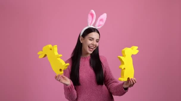 黄色のウサギのイースターの装飾隔離されたパステルカラーの背景を持つ素敵な女の子 高品質4K映像 ロイヤリティフリーストック映像
