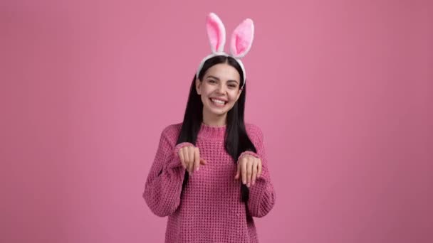 Nice Lady Showing Easter Bunny Game Isolated Pastel Color Background Vídeo De Stock
