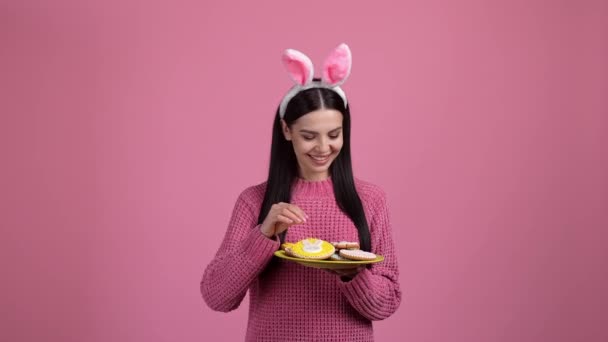 Lady Bereiten Familie Ostern Mahlzeit Leckere Plätzchen Isoliert Pastellfarbenen Hintergrund — Stockvideo