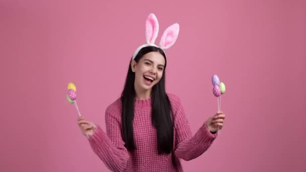 Cute Lady Bunny Costume Easter Gift Eggs Isolated Pastel Color Vidéo De Stock Libre De Droits