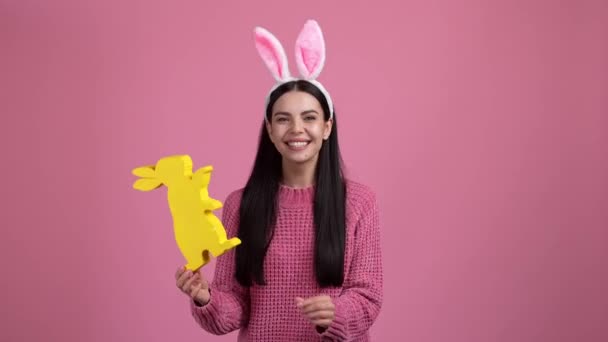 Дама Обожнює Жовтий Великодній Іграшковий Кролик Повітряний Поцілунок Ізольований Пастельний Стокове Відео 