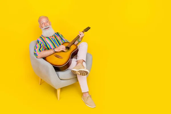 Tam Vücut Portresi Gitar Çalan Yakışıklı Bir Adamın Sarı Arka — Stok fotoğraf