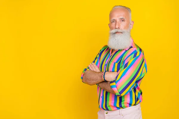 Photo Confident Handsome Retired Man White Beard Dressed Striped Shirt — Stock Photo, Image