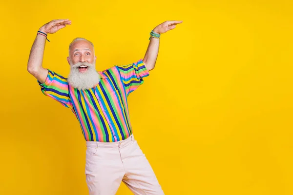 Photo Cheerful Positive Man Wear Colorful Shirt Enjoying Discotheque Empty — Fotografia de Stock