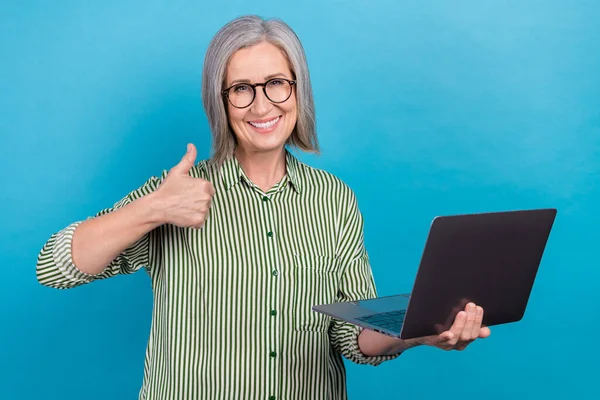 Photo Attractive Positive Lady Hold Netbook Demonstrate Thumb Feedback Isolated — Stock Photo, Image
