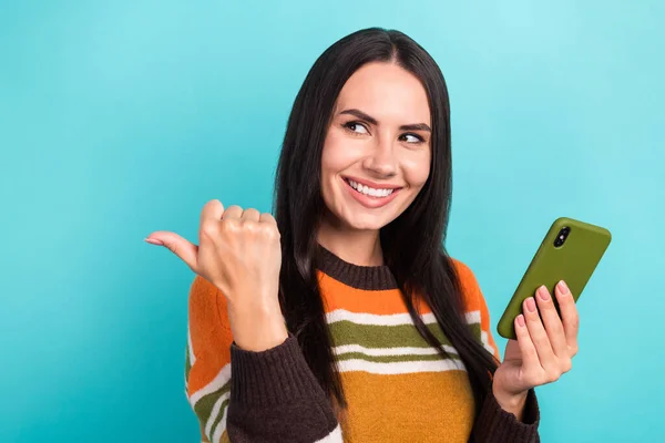 Photo Young Latin Positive Cheerful Girl Hold Asus Phone Direct — Stockfoto