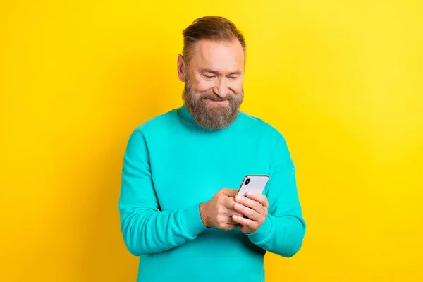 Photo Cheerful Attractive Man Wear Stylish Clothes Iphone Samsung Texting — Stockfoto