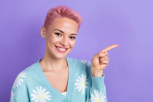 ポジティブな気分の肖像写真ピンクの髪の若い女性は 紫の色の背景に隔離された青カーディガンポイント指モックアッププロモーションを着用 — ストック写真