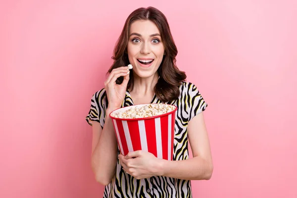 Porträtt Charmiga Positiva Person Hålla Äta Stora Popcorn Hink Titta — Stockfoto