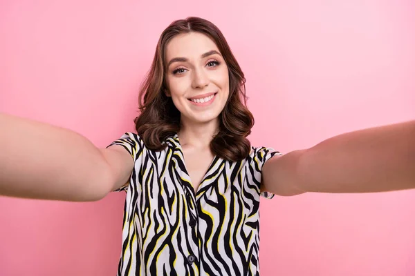 Retrato de menina linda feliz morena mulher bonita em roupas de verão  casual hipster verde sem maquiagem isolada no branco, tirar uma selfie e  mostrando a língua