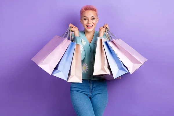 Coşkulu Neşeli Zevkli Alışveriş Meraklısı Bir Kızın Fotoğrafı Menekşe Rengi — Stok fotoğraf
