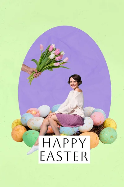 Девушка Сидящая Большой Пасхальный Венок Окрашены Яйца Декор Получить Тюльпан — стоковое фото