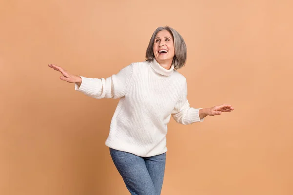 Photo Dancing Carefree Middle Aged Pensioner Lady Dancing Have Fun — Stock Photo, Image