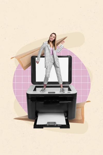 创意广告品牌电子产品年轻的企业女士穿着现代激光多功能传真机隔离米色背景 — 图库照片