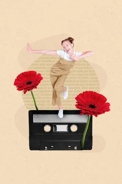 年轻少女穿着工作服跳舞复古盒式磁带的垂直创造性照片拼贴听着米色背景音乐 — 图库照片