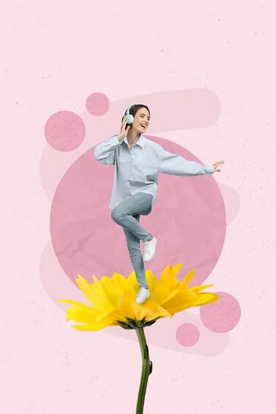 若いリラックスした女性の垂直コラージュ写真はピンクの背景に隔離された現代的なスタイリッシュなヘッドフォン音楽愛好家黄色デイジー花を聞きます — ストック写真