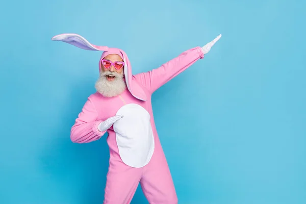 明るい雰囲気の男の写真ピンクのウサギの衣装を身に着けているサングラスヤシの木青の色の背景に隔離された空のスペースを演出 — ストック写真