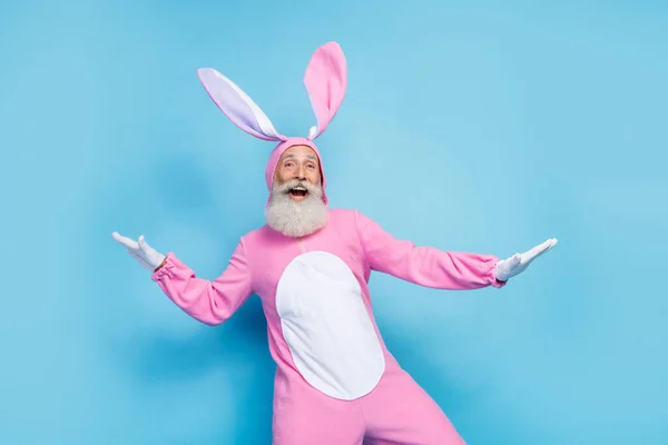 正の魅力的な男の年金受給者の写真ピンクのウサギのナイトウェアダンス笑顔隔離された青の色の背景 — ストック写真